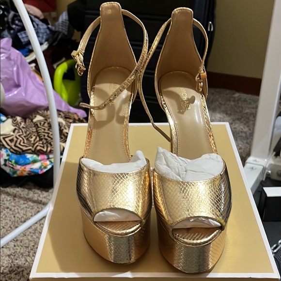 New Micheal Kors platform gold heels - Picture 1 of 5